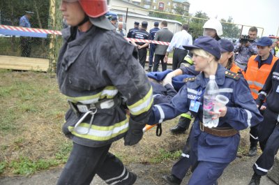 Рятувальники у Чернівцях гасили "Запорожець" та евакуювали людей з 7 поверху