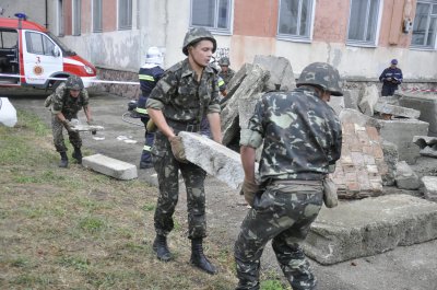 Рятувальники у Чернівцях гасили "Запорожець" та евакуювали людей з 7 поверху