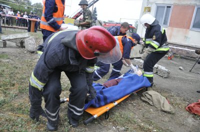 Рятувальники у Чернівцях гасили "Запорожець" та евакуювали людей з 7 поверху