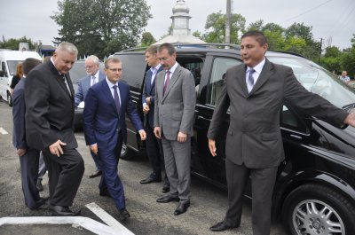 Віце-прем’єр Вілкул руками перевірив на міцність оновлений міст в Атаках