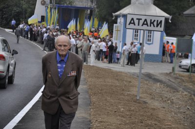 Віце-прем’єр Вілкул руками перевірив на міцність оновлений міст в Атаках