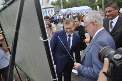 Віце-прем’єр Вілкул руками перевірив на міцність оновлений міст в Атаках