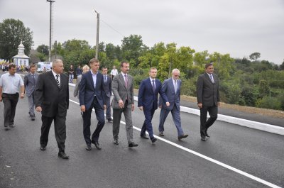 Віце-прем’єр Вілкул руками перевірив на міцність оновлений міст в Атаках