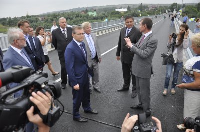 Віце-прем’єр Вілкул руками перевірив на міцність оновлений міст в Атаках
