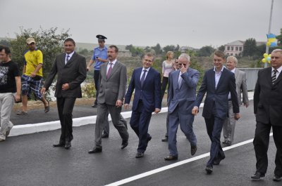 Віце-прем’єр Вілкул руками перевірив на міцність оновлений міст в Атаках