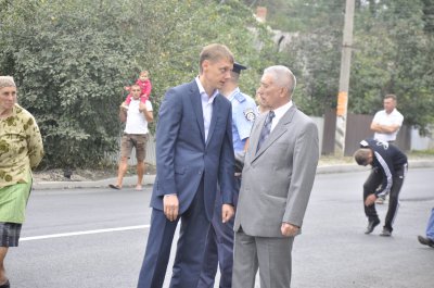 Віце-прем’єр Вілкул руками перевірив на міцність оновлений міст в Атаках