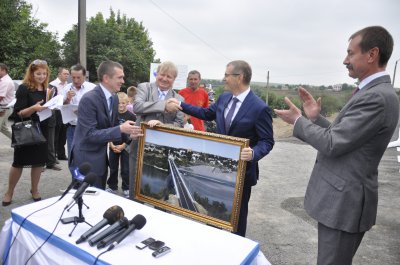 Віце-прем’єр Вілкул руками перевірив на міцність оновлений міст в Атаках