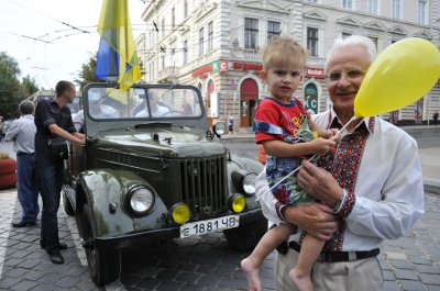 День Незалежності в Чернівцях святкують у вишиванках та на ретро автомобілях