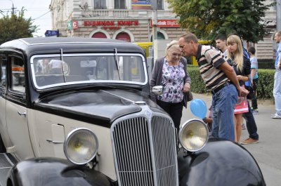 День Незалежності в Чернівцях святкують у вишиванках та на ретро автомобілях