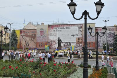 День Незалежності в Чернівцях святкують у вишиванках та на ретро автомобілях