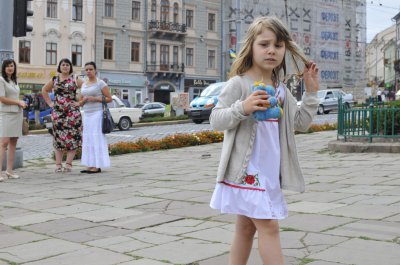 День Незалежності в Чернівцях святкують у вишиванках та на ретро автомобілях