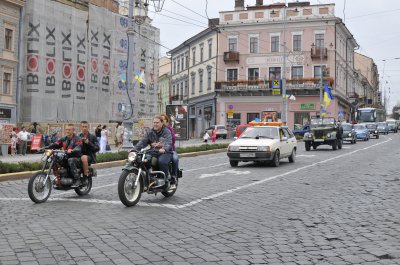 День Незалежності в Чернівцях святкують у вишиванках та на ретро автомобілях