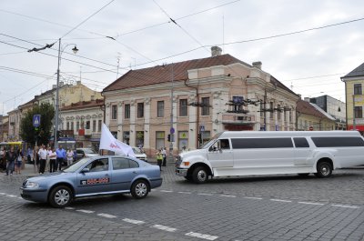 День Незалежності в Чернівцях святкують у вишиванках та на ретро автомобілях