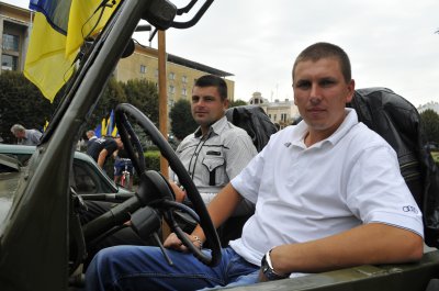 День Незалежності в Чернівцях святкують у вишиванках та на ретро автомобілях