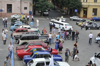 День Незалежності в Чернівцях святкують у вишиванках та на ретро автомобілях