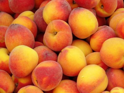 Персики на Буковині продають вдвічі дешевше, як на півдні України