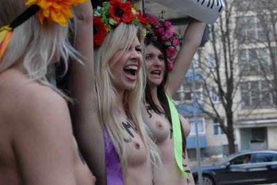 Активістки Femen втекли за кордон