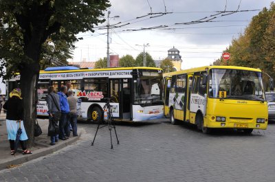 У центрі Чернівців зіштовхнулися тролейбус і маршрутка