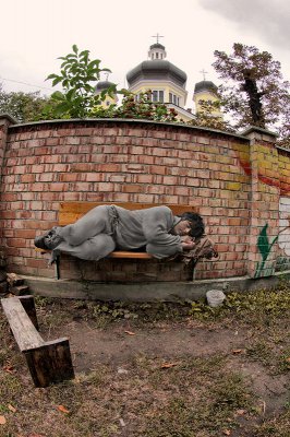 Критик з Чернівців Бойченко пофарбував нігті і знявся бомжем у фотосесії