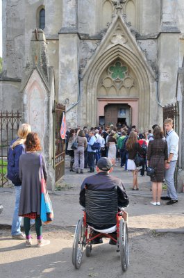 На читання в костьол приходили цілими родинами