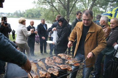 У Заставні на фестивалі пригощали рибою