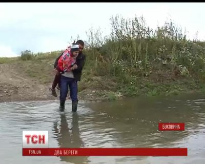 На Буковині діти дорогою до школи переходять річку вбрід