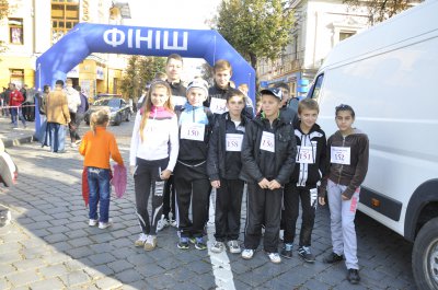 У Чернівцях сотні людей позмагалися в бігу з Іваном Гешком