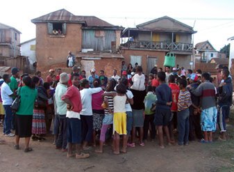 На Мадагаскарі розлючений натовп заживо спалив двох європейців