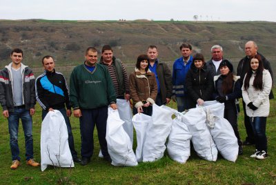 Школярі та працівники Національного парку прибрали берег Дністра