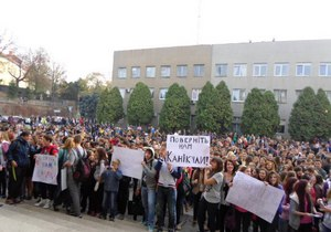 В Ужгороді школярі і батьки мітингували проти перенесення канікул В Ужгороді школярі і батьки мітингували проти перенесення канікул