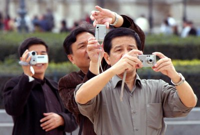 Туристам з Китаю заборонили колупатися в носі та плямкати