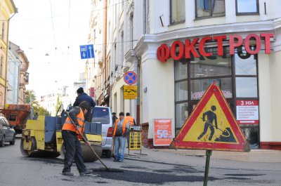 У центрі Чернівців бруківку залатали асфальтом