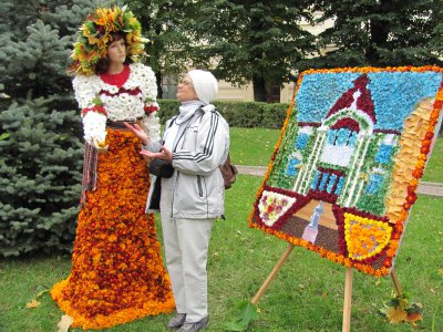 Із квітів на Театральній площі – панянки, торти та лебеді