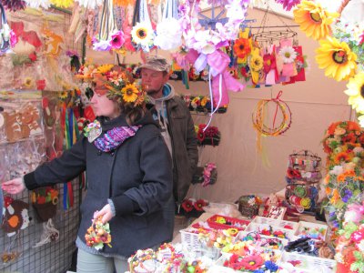 Лікувальне намисто із глини і тарілки з університетом — в містечку майстрів у Чернівцях