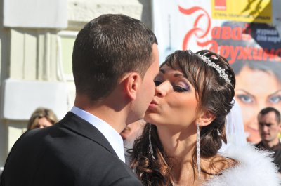 Під час весільного фестивалю в Чернівцях обирали кращу наречену і привітали «золоті» пари