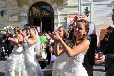 Під час весільного фестивалю в Чернівцях обирали кращу наречену і привітали «золоті» пари