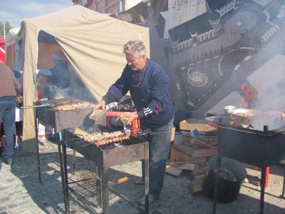 На святі кухонь в Чернівцях пригощають фаршированою рибою і реберцями