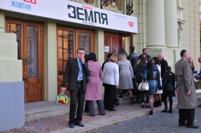 На  прем’єрі вистави "Земля" у Чернівцях плакали, сміялися, дивувалися