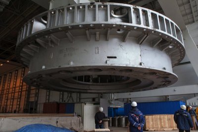 На Дністровській ГАЕС змонтували 340-тонну кришку турбіни