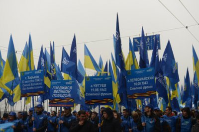 "Регіонали" звезли до Києва на проплачений антифашистський марш студентів і пенсіонерів