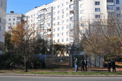 Неподалік бульвару шматок землі обгородили парканом та виставили охорону