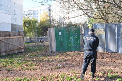 Неподалік бульвару шматок землі обгородили парканом та виставили охорону