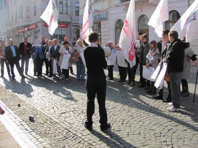 Під казначейством "Батьківщина" вимагала грошей бюджетникам, а "Юлі - волю"