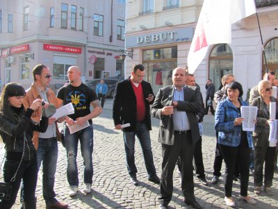 Під казначейством "Батьківщина" вимагала грошей бюджетникам, а "Юлі - волю"