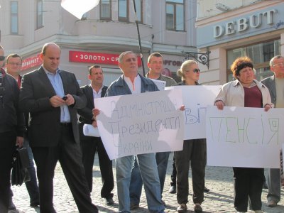 Під казначейством "Батьківщина" вимагала грошей бюджетникам, а "Юлі - волю"