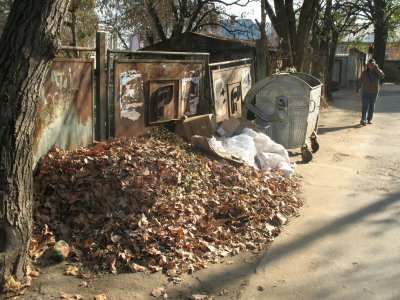 Чернівці потопають в осінньому смітті