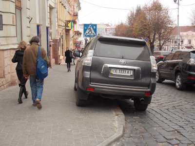 Іномарки біля мерії Чернівців знову блокують рух транспорту