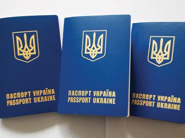 Закордонні паспорти тимчасово переїжджають зі Сторожинця у Чернівці
