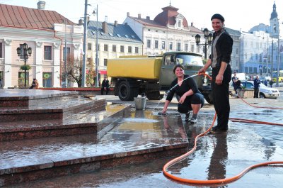 До Буковинського віча миють Центральну площу