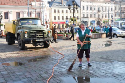 До Буковинського віча миють Центральну площу